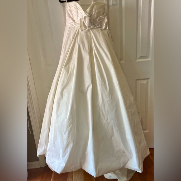 David’s Bridal Shantung Taffeta Sweetheart Strapless Wedding Ball Gown Dress - Picture 4 of 15